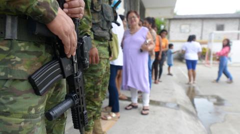 Soldados ecuatorianos custodian las sedes de votación. Foto: AFP.