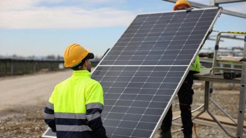 Instalación de páneles solares. Foto EE: Archivo