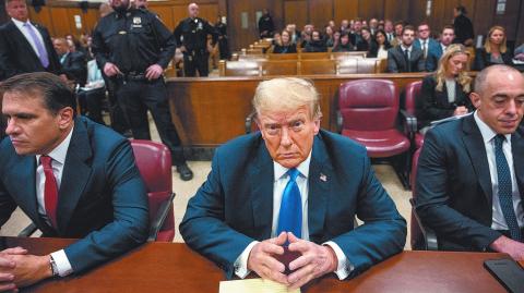 A su llegada al tribunal, Trump tildó el juicio de "interferencia electoral"