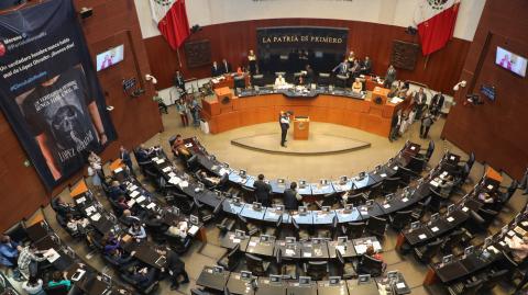 En el Senado se desplegó una manta que exhibía a la Santa Muerte, y que aludía al presidente AMLO.. Foto EE: Hugo Salazar.