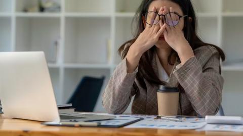 El tecnoestrés  puede ser causado por diversos factores, como la sobrecarga de información. Foto: Shutterstock.