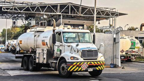 CIUDAD DE M…XICO, 16ENERO2019.- Este miÈrcoles pipas contin˙an saliendo paulatinamente de la Terminal de Abastecimiento y Despacho (TAD) de Pemex ubicada en Eje 3 Sur AÒil de la colonia Granjas MÈxico, para descargar en distintos puntos de distribuc