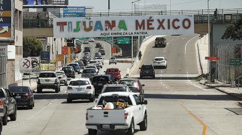 Garita El Chaparral. Miles de personas cruzan diariamente esta línea limítrofe entre México y Estados Unidos. Foto EE: Eric Lugo