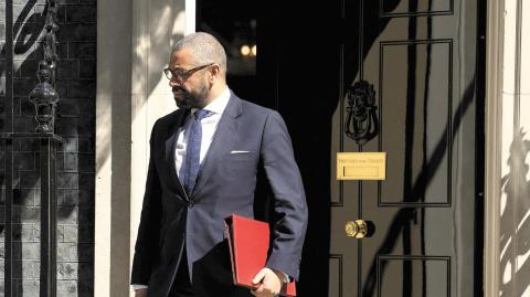 El ministro del Interior británico, James Cleverly saliendo de Downing Street, el martes. Foto: Reuters