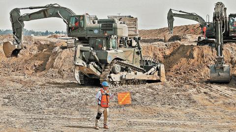 La Sedena evitará el arrendamiento de los equipos por parte de los ingenieros militares, como ocurre actualmente, y con ello reducir costos operativos. Foto EE: Archivo