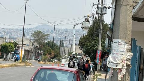 Trabajadores de CFE reparando líneas eléctricas. Foto EE: Paul Constantino.