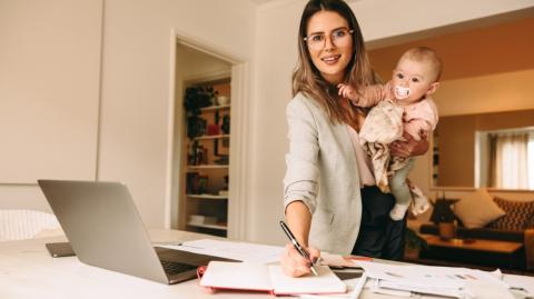 Se requiere que las organizaciones implementen iniciativas para que las las mamás se desarrollen profesionalmente y lleguen a puestos de alta dirección. Shutterstock..