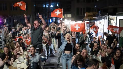 Cientos de suizos celebran la victoria de Nemo y la canción 'The Code'. Foto: AFP.