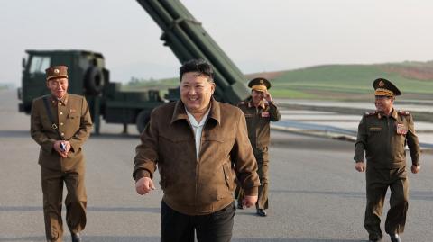 Kim Jong Un, líder de Corea del Norte, inspeccionó el sistema de armas, el viernes. Foto: Reuters