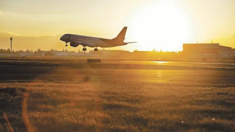 Amanecer en el Aeropuerto Internacional de la Ciudad de México. Foto EE: Eric Lugo.