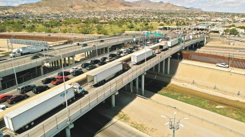 La apertura de este servicio se ha mantenido desde 2014, de tal forma que cerca de 4,000 vehículos pueden hacer hoy día servicios de transporte de carga desde un punto de México a un punto de Estados Unidos o Canadá. Foto: Reuters