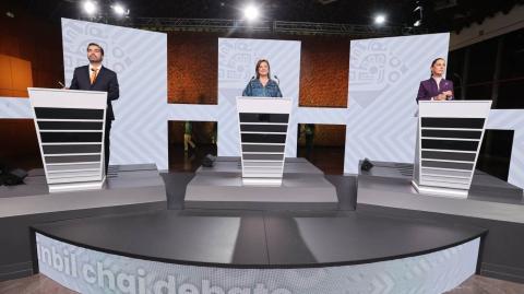 El último debate entre quienes aspiran a ganar la Presidencia de la República se realizó en el Centro Cultural Tlatelolco. A las afueras simpatizantes de los candidatos corearon porras de apoyo. Foto: Cortesía INE