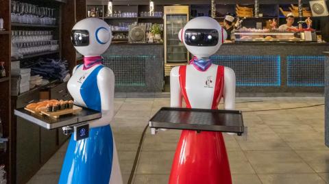 Robots camareros en un restaurante en Rapallo, Italia. Foto: Shutterstock