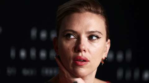 La actriz Scarlett Johansson afirma que Sam Altman se puso en contacto con ella el pasado mes de septiembre y le ofreció contratarla para poner voz a un ChatGPT, oferta que ella declinó. Foto: Reuters