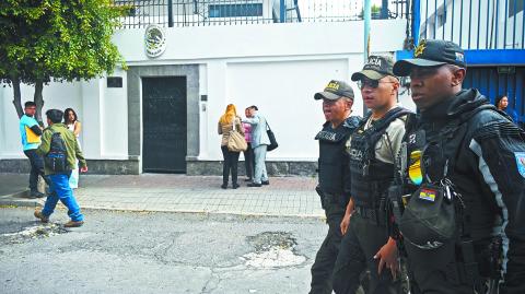 Elementos policiales de Ecuador afuera de la embajada de México en Quito, el pasado 8 de abril. Foto: AFP