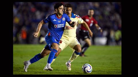 Paridad. Cruz Azul ganaba el partido antes de los 10 minutos, pero fue igualado durante el mismo primer tiempo. La lucha viaja abierta al estadio Azteca. Foto: AFP