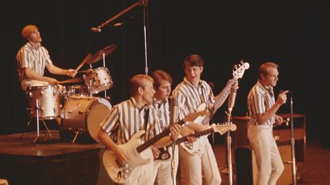 The Beach Boys: Dennis Wilson, Al Jardine, Carl Wilson, Brian Wilson y Mike Love. Foto: Cortesía Disney