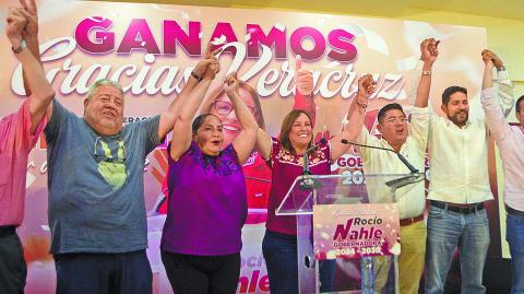 Rocío Nahle con su equipo en Xalapa, Veracruz. Foto: Cuartoscuro