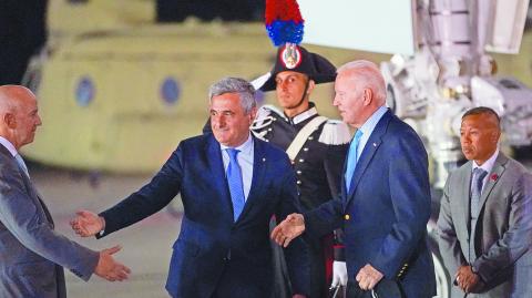 El presidente de Estados Unidos, Joe Biden, arribó ayer al aeropuerto de Brindisi, Italia, para participar en la cumbre del G7. Foto: Reuters