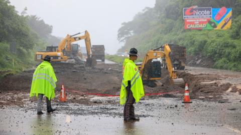 Maquinaria pesada y personal de emergencia trabajan en la carretera Palin-Escuintla, en donde colapsó un tramo cerca de la Ciudad de Guatemala. Foto: AFP