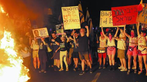 Manifestantes en Tel Aviv exigieron la renuncia de Benjamin Netanyahu el sábado. Foto: Reuters