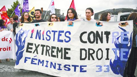 Manifestantes muestran una pancarta que dice feministas contra la extrema derecha ayer en Bordeaux, Francia. Foto: AFP