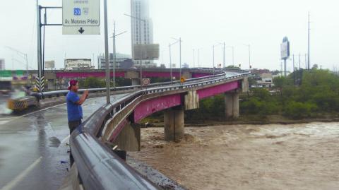 En Nuevo León este lunes se estiman lluvias importantes. Recientemente Alberto provocó una subida del Río Santa Catarina. Foto: Cuartoscuro