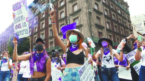 Mujeres de la colectiva Las compas marcharon de manera pac�fica desde el monumento de la Madre hac�a el Z�calo capitalino. Las manifestaban protestaron en contra de la violencia de g�nero y pidieron a las autoridades dar medidas para detener el increm