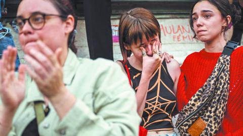 Caras de preocuación y lágrimas de dos adolescentes en la Plaza de la República en París, luego de conocer los resultados sobre la victoria que tuvo el partido de Agrupación Nacional. Foto: AFP