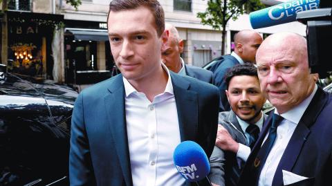 Jordan Bardella, presidente del partido Reagrupación Nacional al llegar a las oficinas del partido en París, ayer. Foto: Reuters