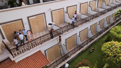 Hoteleros de Playa del Carmen, Quintana Roo, se alistan para la llegada del huracán Beryl. Foto: Reuters