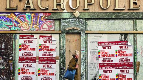 Un peatón pasa junto a carteles publicitarios del Nuevo Frente Popular, ayer en París. Foto: AFP