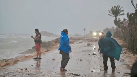 Vialidades e instalaciones eléctircas de Tulum, Quintana Roo, registraron afectaciones tras el paso del huracán Beryl. Foto EE: Jesús Vázquez