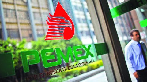 La siguiente administración heredará elevados costos de Petróleos Mexicanos y de la Comisión Federal de Electricidad. Foto: Reuters