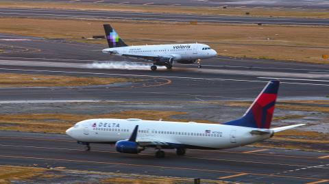 Las aerolíneas, como Volaris, dieron a conocer su tráfico trimestral de pasajeros. Foto EE: Hugo Salazar