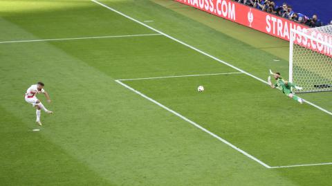 El portero español Unai Simon para un penalti durante el partido entre España y Croacia de la fase de grupos de la Eurocopa 2024. Foto: Reuters