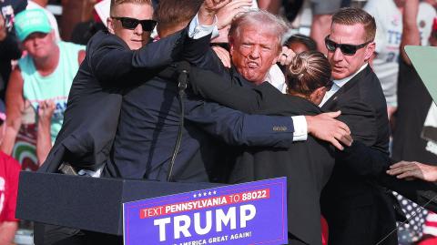 Donald Trump, segundos después que fuera atacado durante un mitin en Butler, Pensilvania, la tarde del sábado. Foto: Reuters