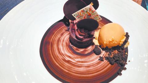 El Chef Erick Astie diseñó una tarta de chocolate oaxaqueño, cremoso de plátano, caramelo salado y tierra de cacao. El maridaje con Kabir Moscato, vino dulce italiano con notas de durazno, naranja y piña.