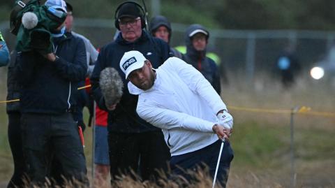 El inglés Daniel Brown juega desde el rough en el hoyo 16 en la jornada inaugural del 152º Campeonato Abierto Británico de Golf. Foto: AFP