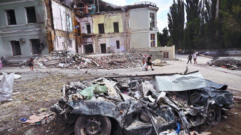 Voluntarios cargan sacos con escombros en Okhmatdy, el hospital infantil más importante en Kiev, el pasado 12 de julio. Foto: AFP