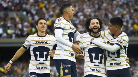 El delantero de Pumas, César Huerta (2.o desde la derecha), celebra su anotación contra el Pachuca. Foto: AFP.