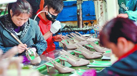 This photo taken on March 25, 2018 shows Chinese employees producing shoes for export at a factory in Shangrao, in China's central Jiangxi province. (Photo by AFP) / China OUT / CHINA OUT-China OUT / CHINA OUT