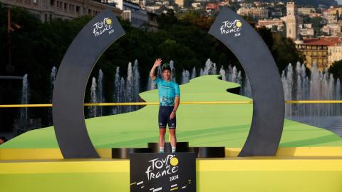 Mark Cavendish celebra en el podio antes de que recibir una camiseta por su récord de 35 victorias en el Tour de Francia. Foto: Reuters