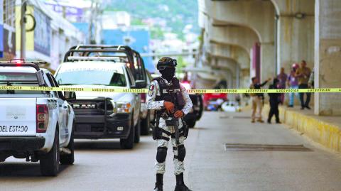 ACAPULCO, GUERRERO, 10JULIO2024.- En un ataque armado un motociclista fue asesinado a balazos en la transcurrida avenida Cuauhtemoc de Acapulco, policías del estado que se encontraban cerca de este lugar iniciaron una persecución contra los presuntos agresores logrando la detención de uno Este hecho ocasionó gran movilización de policías, Guardia Nacional y soldados. FOTO: CARLOS ALBERTO CARBAJAL/CUARTOSCURO.COM