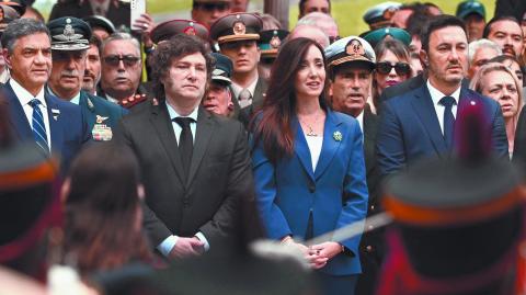 El presidente argentino Javier Milei y la vicepresidenta Victoria Villarruel en una ceremonia conmemorativa de los 42 años de la guerra de las Malvinas el 2 de abril. Foto: AFP