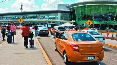 TLAJOMULCO DE ZUNIGA, JALISCO, 28SEPTIEMBRE2016.- Turistas, Paisanos, usuarios y personal del aeropuerto in internacional Miguel Hidalgo y Costilla de la ciudad de Guadalajara, sufren las consecuencias del planton que llevan a cabo ejidatarios de predios del Zapote, ya que mientras a los protestantes el gobierno no les de una solucion pronta a su problema ellos seguir√°n en la misma postura.FOTO : CUARTOSCURO.COM