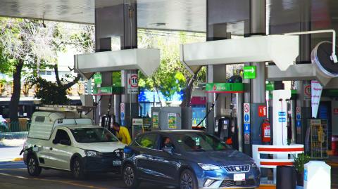 La razón por la que la gasolina es mucho más cara en México que en Estados Unidos es que en nuestro país se pagan casi cuatro veces más impuestos que en la Unión Americana.