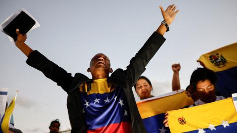 Ciudadanos venezolanos participan en una protesta contra los resultados electorales que otorgaron una tercera reeleción a Nicolás Maduro. Foto: Reuters.