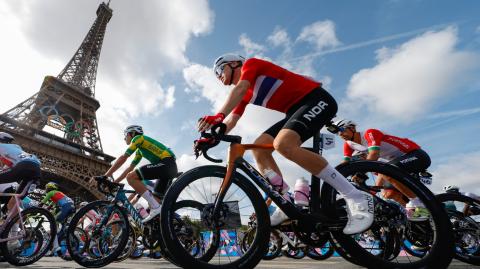 Pelotón ciclista pedalea frente a la Torre Eiffel, al inicio de la carrera de ciclismo en ruta masculina. Foto: AFP.