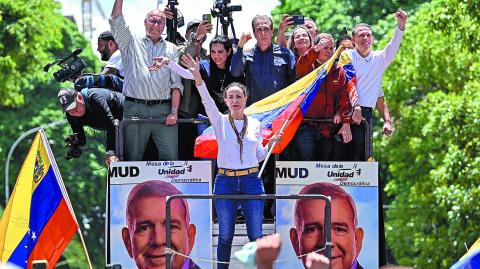 María Corina Machado participó en la manifestación del sábado junto a miles de personas que pidieron el reconocimiento de la victoria electoral del opositor Edmundo González. Foto: AFP